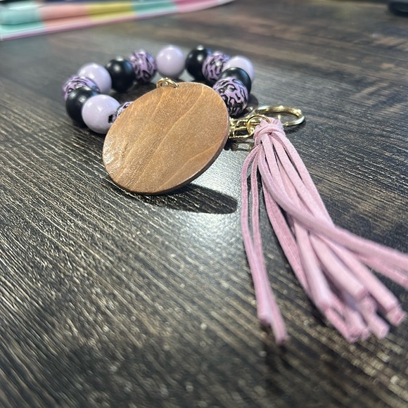 NWT Mama Wooden Beaded Bracelet Keychain with Tassel & Thick Charm Purple Black - Picture 4 of 4